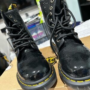 Size 6 fits like a women’s size 7 brand new never worn